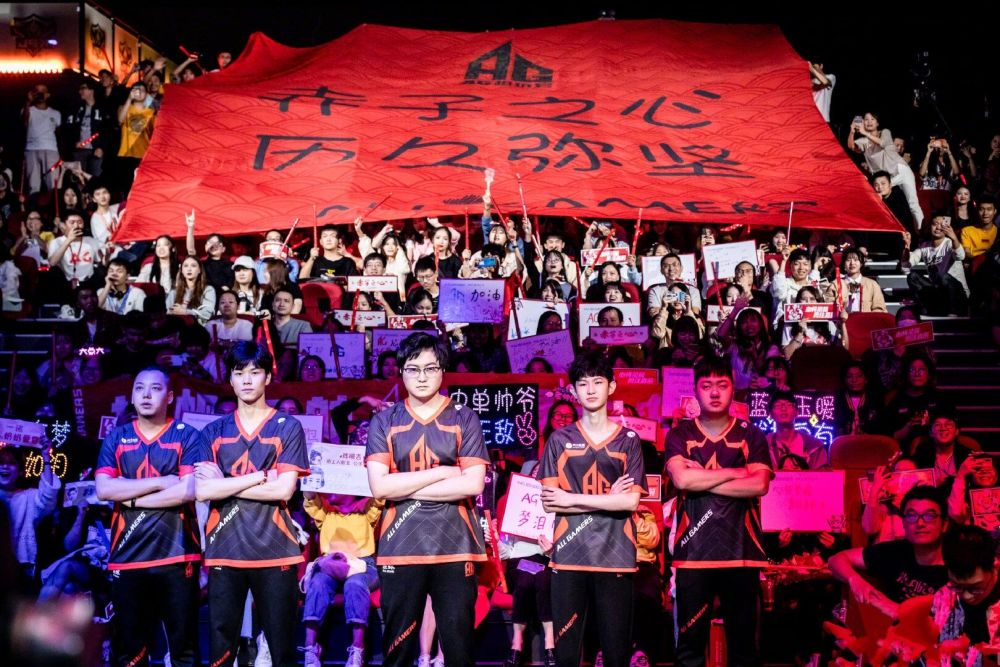 球迷们不仅